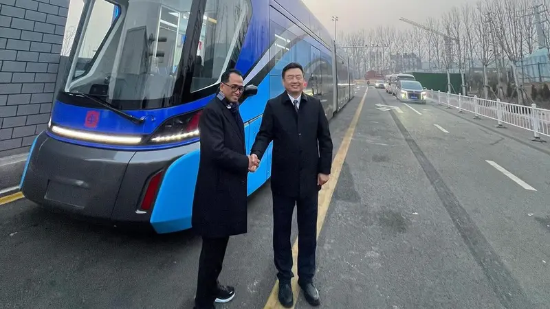 Menhub Ngantor Di IKN, Beresin Kereta Otonom Dan Bandara Menhub Budi Karya Sumadi dan Kereta Otonom. Foto : Ist