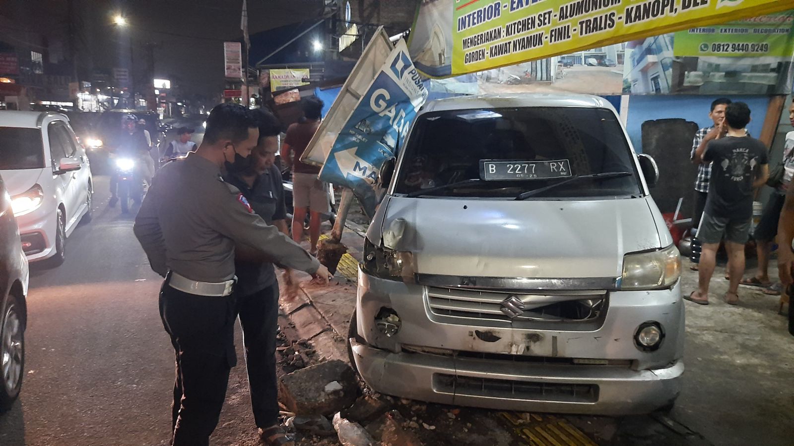 Minibus Seruduk Warung Nasi Uduk, 3 Orang Luka-luka Mobil minibus seruduk warung nasi uduk di jalan Ceger Raya, Kelurahan Pondok Karya, Kecamatan Pondok Aren, Kota Tangerang Selatan (Tangsel) pada Rabu malam (3/7).(dra)
