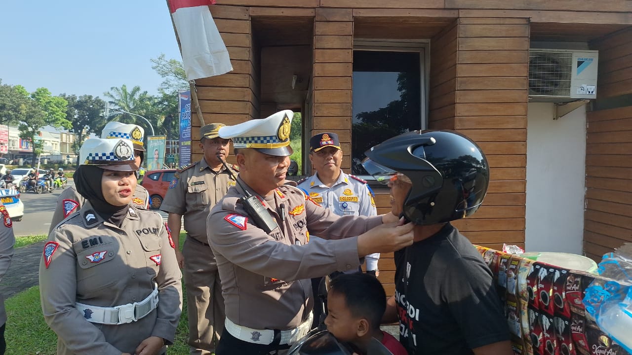Operasi Patuh Jaya 2024 di Tangsel Dimulai, 14 Jenis Pelanggaran Jadi Sasaran Polres Tangsel memberikan helm gratis kepada pelanggar saat menggelar Ops Patuh Jaya 2024. (tangselpos.id/rmn)