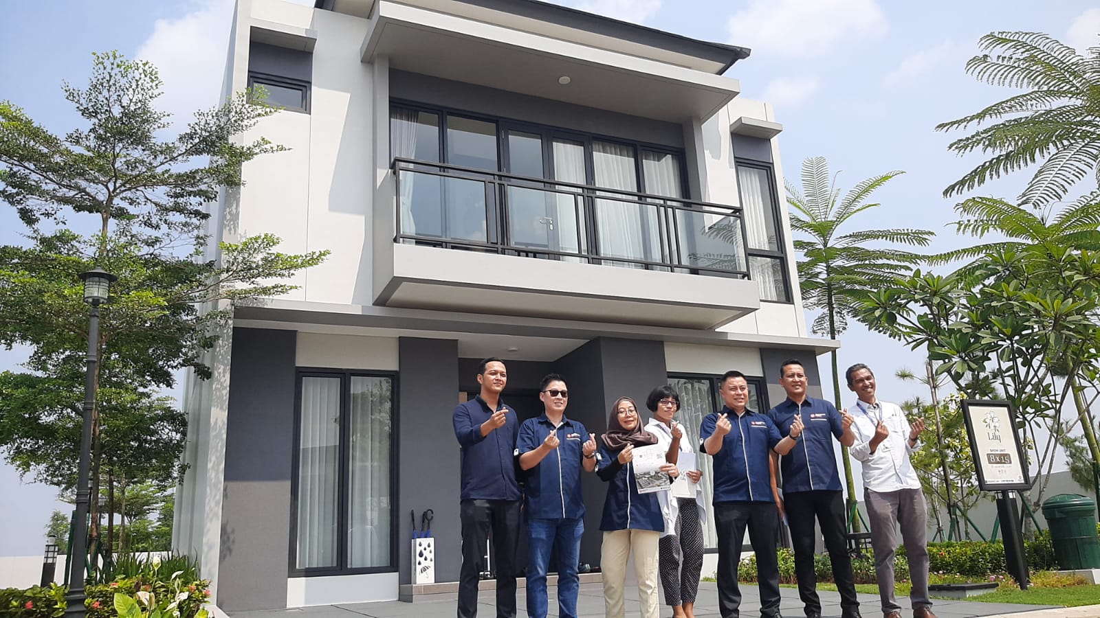 Paramount Petals Luncurkan Klaster ‘Lily’ The New Premium Residential Jajaran direksi Paramount Petals berfoto didepan rumah contoh klaster Lily. Foto : Ist