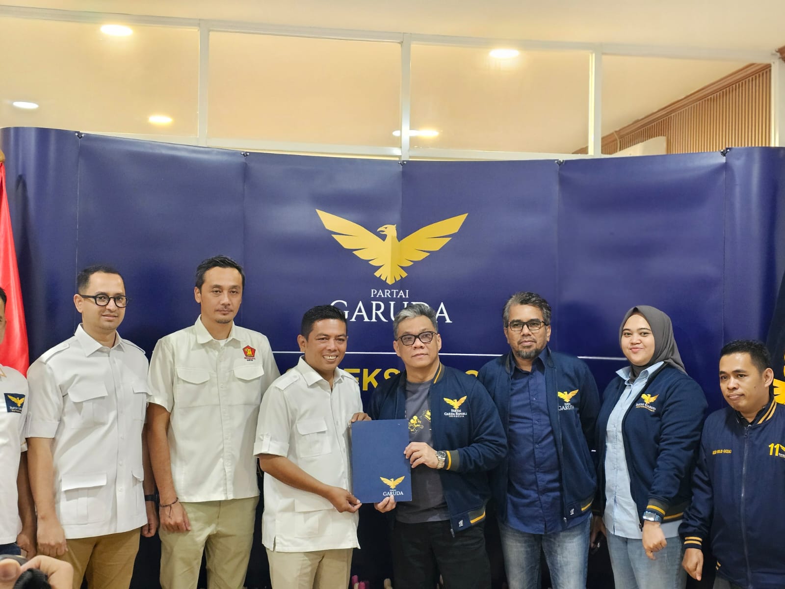 Partai Garuda Resmi Dukung Andra Soni-Dimyati Natakusumah di Pilgub Banten Ketua Umum Partai Garuda Ahmad Ridha Sabana menyerahkan surat keputusan dukungan kepada bakal calon Gubernur Banten Andra Soni di Kantor DPP Partai Garuda, Jakarta Pusat, pada Sabtu, (27/7/2024).
