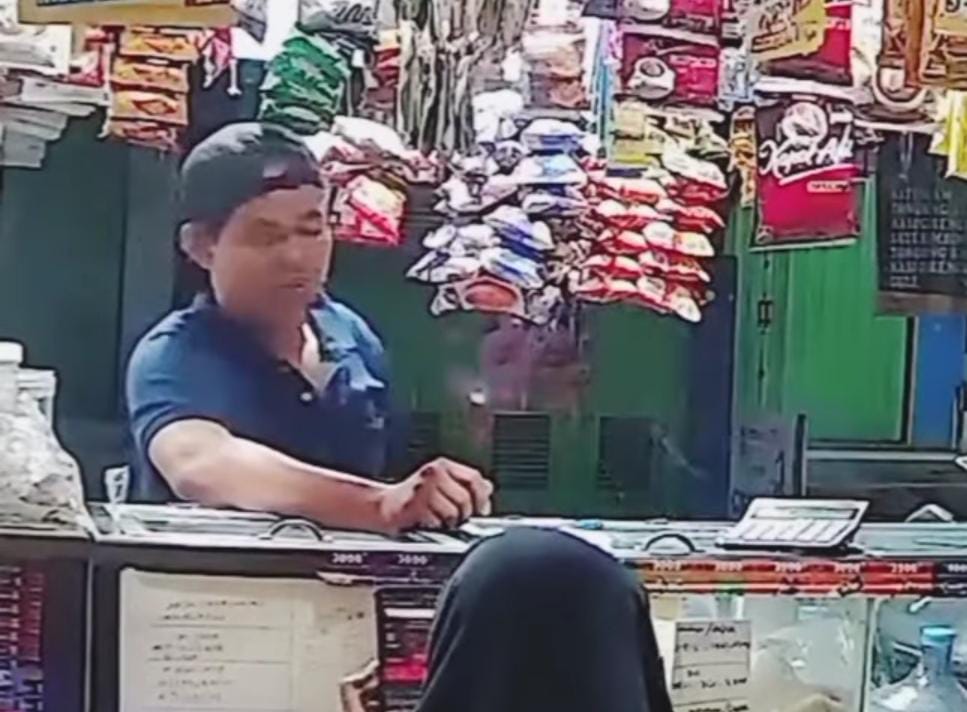 Pencuri HP Viral yang Pura-pura Bayar Warung Pakai QRIS di Bogor Ditangkap Warga Foto : Ist