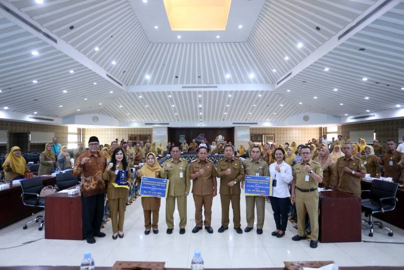 Pj Wali Kota Tangerang Serahkan SK Pensiun 83 ASN Penjabat (Pj) Wali Kota Tangerang, Dr. Nurdin, menyerahkan Surat Keputusan (SK) Pensiun kepada 83 Aparatur Sipil Negara (ASN) yang akan memasuki masa purnabakti. (tangselpos.id/dzikri)