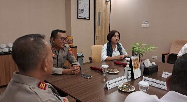 Polsek Pondok Aren Bersinergi Dengan STAN Kompol Bambang Askar Sodiq, didampingi pejabat utama (PJU) Polsek Pondok Aren, melakukan kunjungan ke Politeknik Keuangan Negara (PKN) STAN di Bintaro, Pondok Aren, Selasa (30/7).(dra)