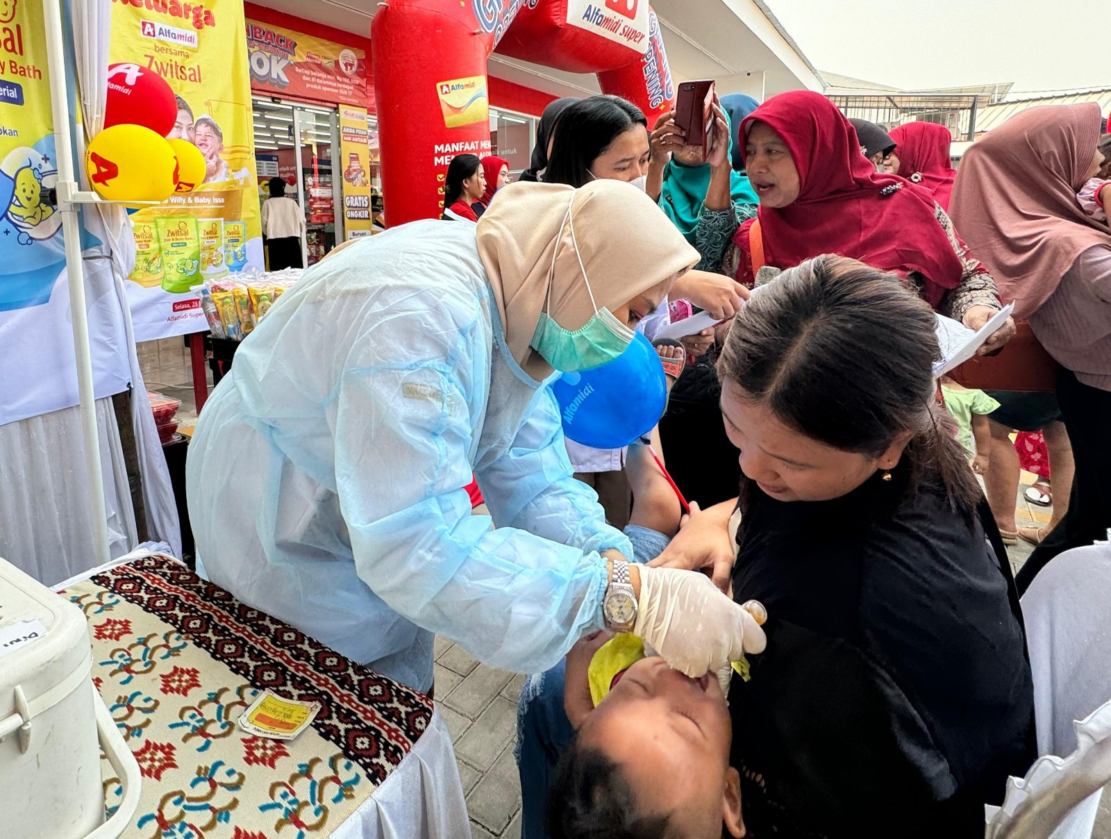 Posyandu Keluarga Alfamidi Kolaborasi Bersama Zwitsal Sukseskan PIN Polio Nasional Alfamidi gelar kegiatan Posyandu di halaman gerai Alfamidi Super, Kutabumi, Tangerang, Selasa (23/7). (Ist)