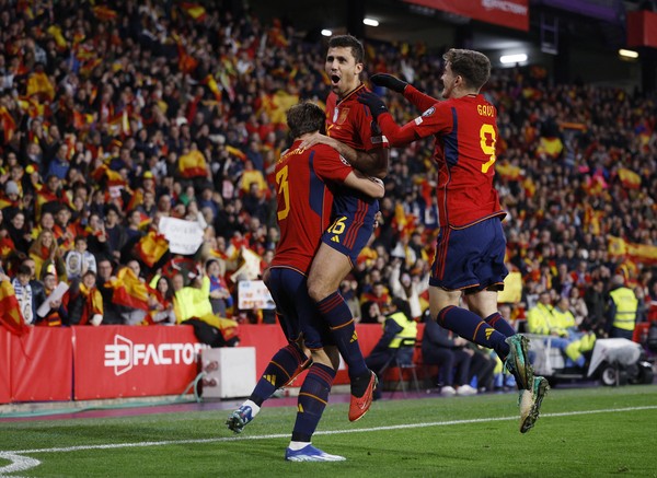 Raksasa Spanyol Menang Telak 4-1Georgia Selebrasi Timnas Spanyol. Foto : Ist