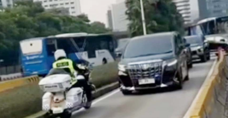 Ramai Diomongin Nitizen, Lho Mobilnya Menteri Koh Masuk Jalur Busway Foto : Ist