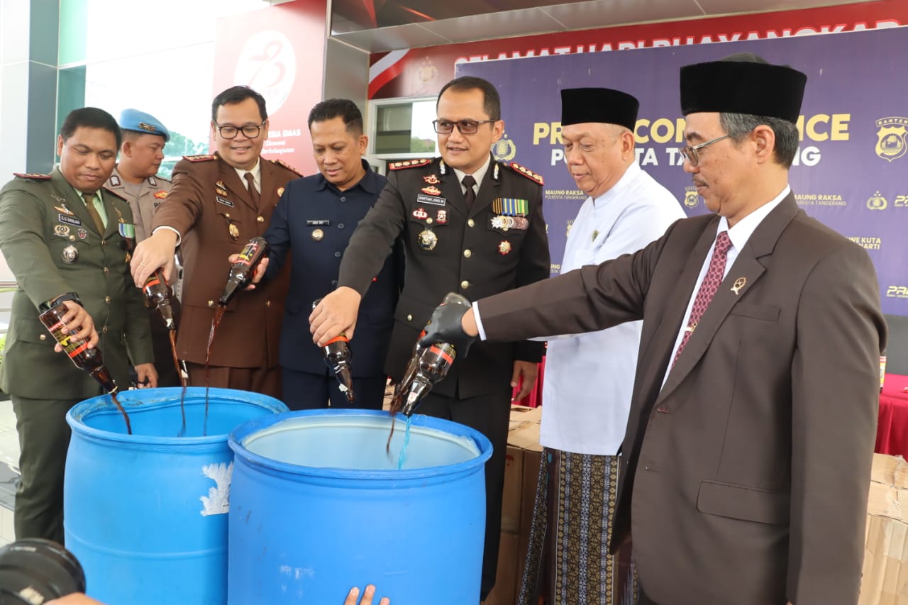 Serius Berantas Peredaran Miras, Polresta Tangerang Musnahkan Empat Ribu Lebih Botol Miras Foto : Mg.Fikri
