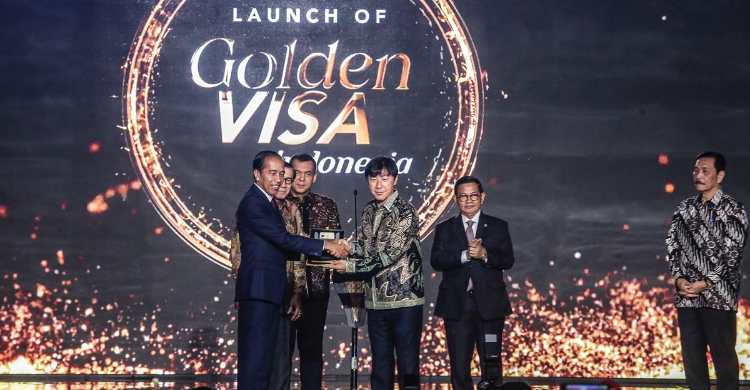 Shin Tae-Yong Terima Golden Visa Dari Presiden Jokowi Foto : Setpres