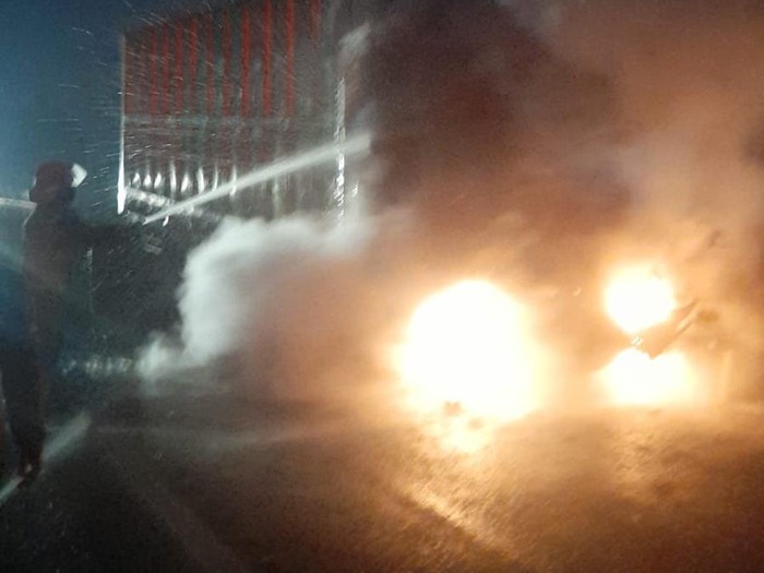 Sopir Mengantuk, Truk Tabrak Pembatas Jalan di Tol Tangerang hingga Terbakar Foto : Ist