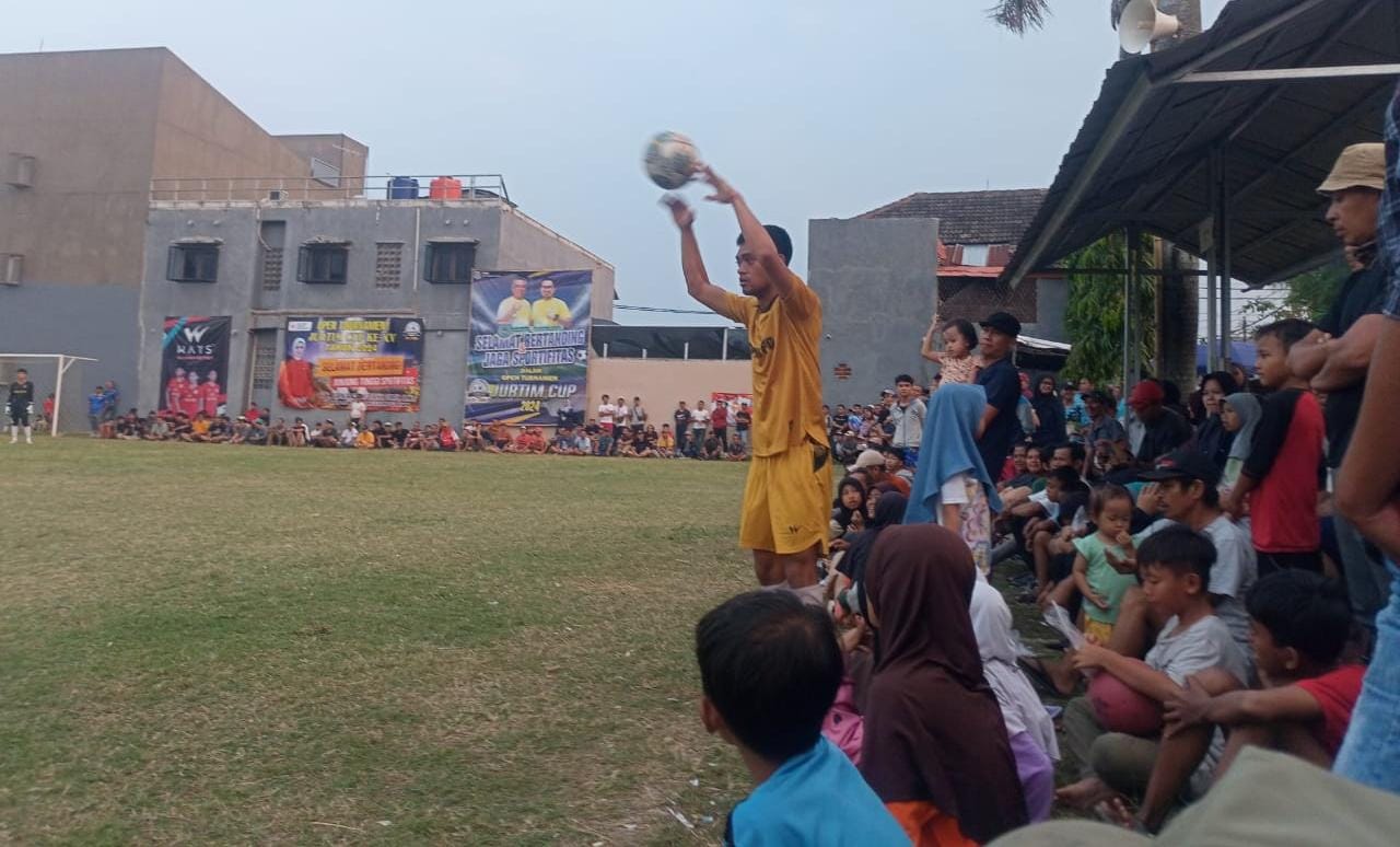 Sparta FC Usung Target Tinggi, Neo dan Razhila Berebut Pendatang Baru Terbaik Dwi, bek Sparta yang tampil tak kenal kompromi sedang melakukan lemparan bola ke dalam.(red/tangselpos.id).
