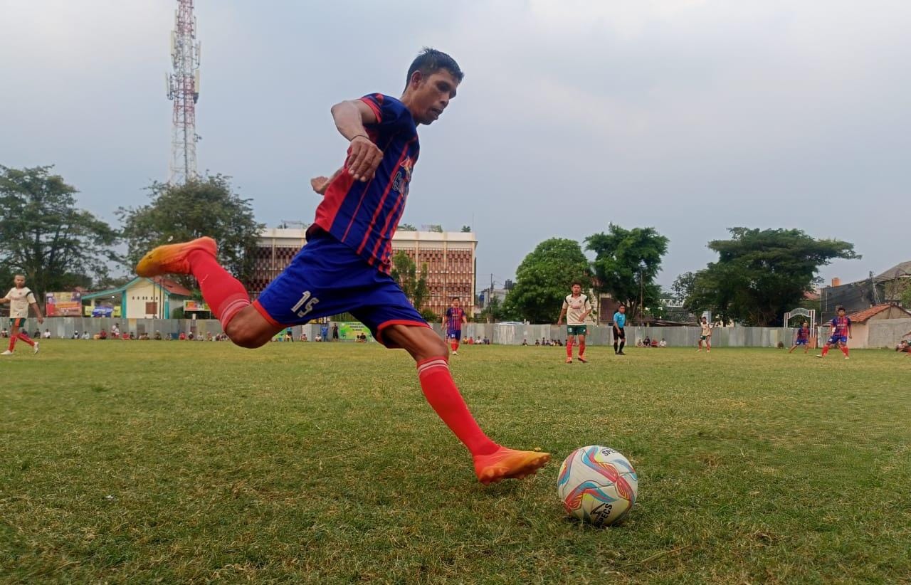 Tanah Abang Selection Tampil Ciamik, Diklat Pakujaya Lebih Berpengalaman Kapten Diklat Pakujaya, Ipul Congor ancang-ancang lepaskan tendangan.(red/tangselpos.id)