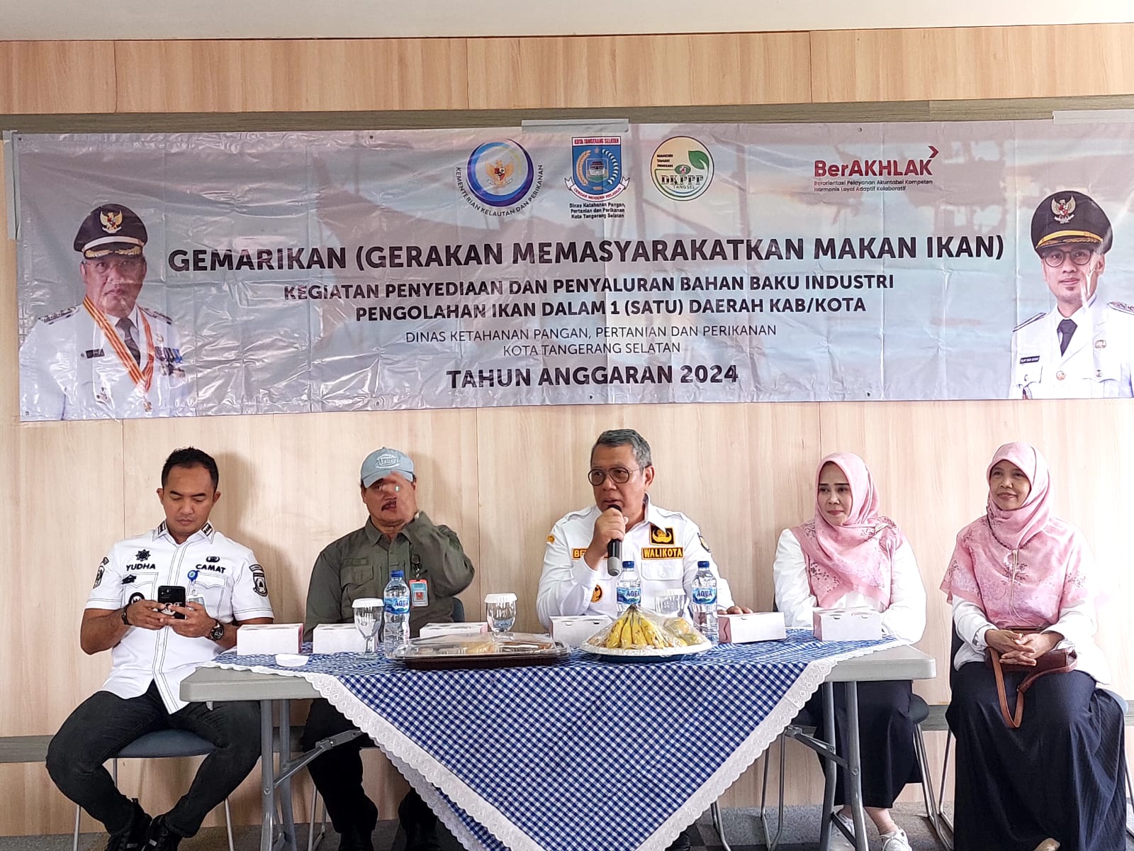 Tekan Stunting, Pemkot Tangsel Dorong Masyarakat Gemar Makan Ikan Pemkot Tangsel mengajak warga Ciputat Timur gemar makan ikan. Foto : Ist
