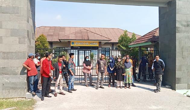 Tidak Diterima Sebagai Siswa, Orang Tua Lakukan Unjuk Rasa di Depan Sekolah Foto ,: Ist