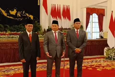 Tommy Djiwandono Wamenkeu, Siapa Menkeu Kabinet Prabowo-Gibran? Tommy Djiwandono (tengah) usai dilantik jadi Wamenkeu. Foto : Ist
