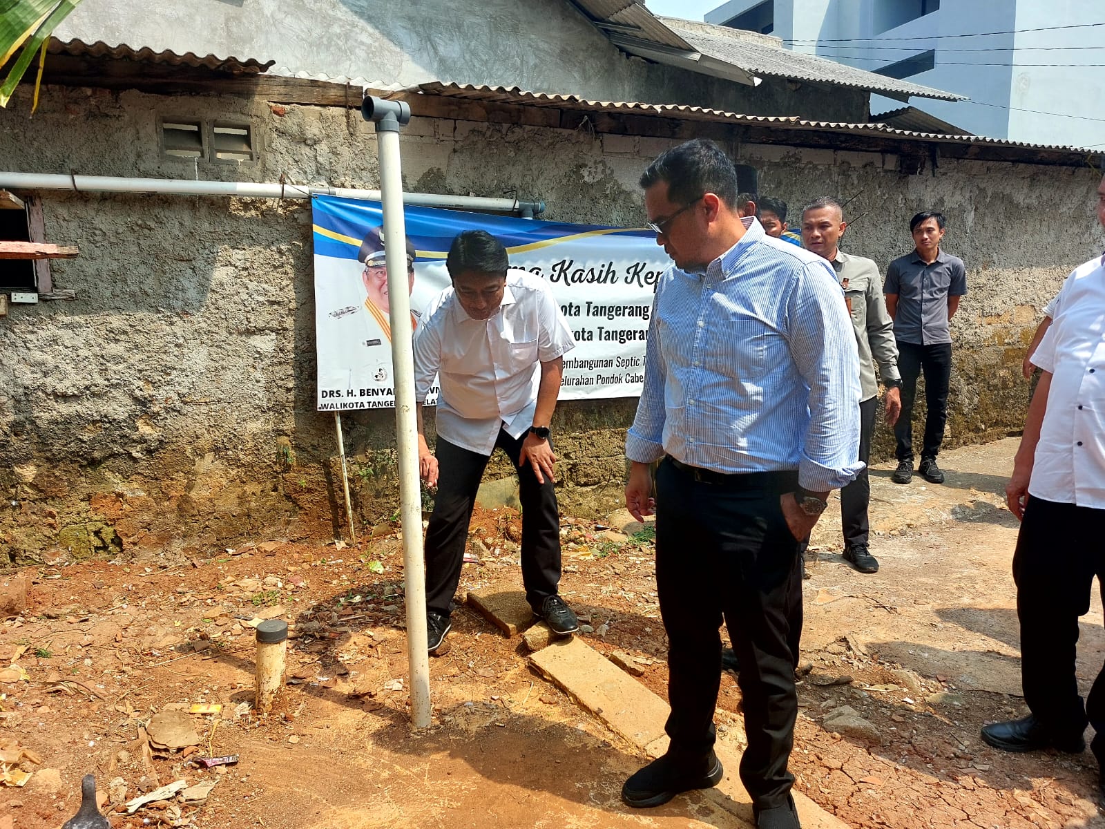 Usai Beda Rumah, Pemkot Tangsel Kini Sisir Warga yang Tak Miliki Septic Tank Wakil Wali Kota Tangsel, Pilar Saga Ichsan saat meninjau pembangunan tangki septik di wilayah Pondok Cabe Udik, Pamulang. Foto : Ist