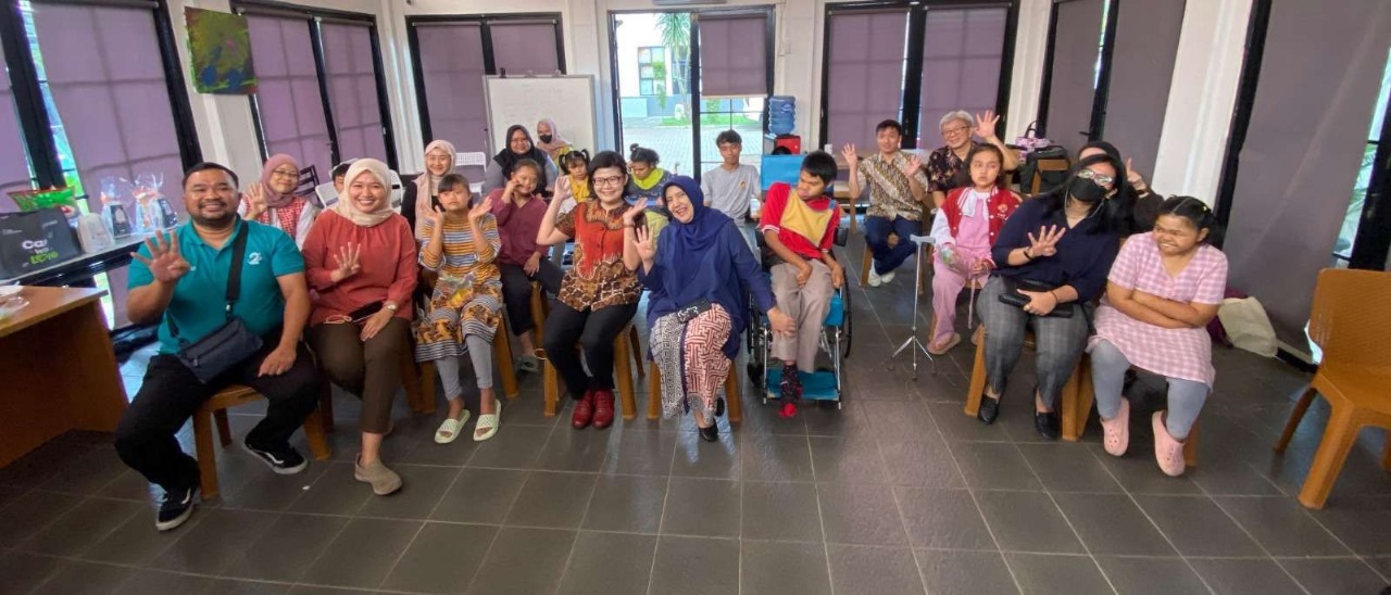 Yayasan Sayap Ibu Latih Anak Berkebutuhan Khusus Merawat Gigi Anak-anak berkebutuhan khusus yang ada di Kota Tangerang Selatan dilatih dalam melakukan perawatan gigi. Kegiatan tersebut hasil kerjasama Yayasan Sayap Ibu Bintaro dan RSIA Bina Medika.(dra)