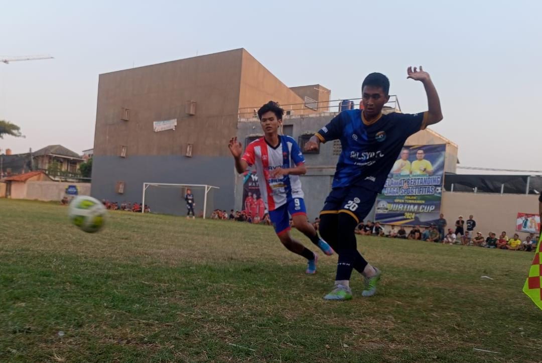 Ad-Sya FC Rebut Tiket Terakhir Babak 32 Besar Bek Ad-Sya FC, Idam (kanan) beradu cepat meraih bola dengan pemsin Ponser FC, Bim Bim.(red/tangselpos.id).