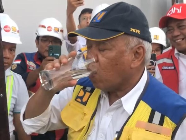 Air Di IKN Layak Dikonsumsi, Bebas Bakteri E-Coli Menteti PUPR saat minum air yang ada di IKN. Foto : Ist