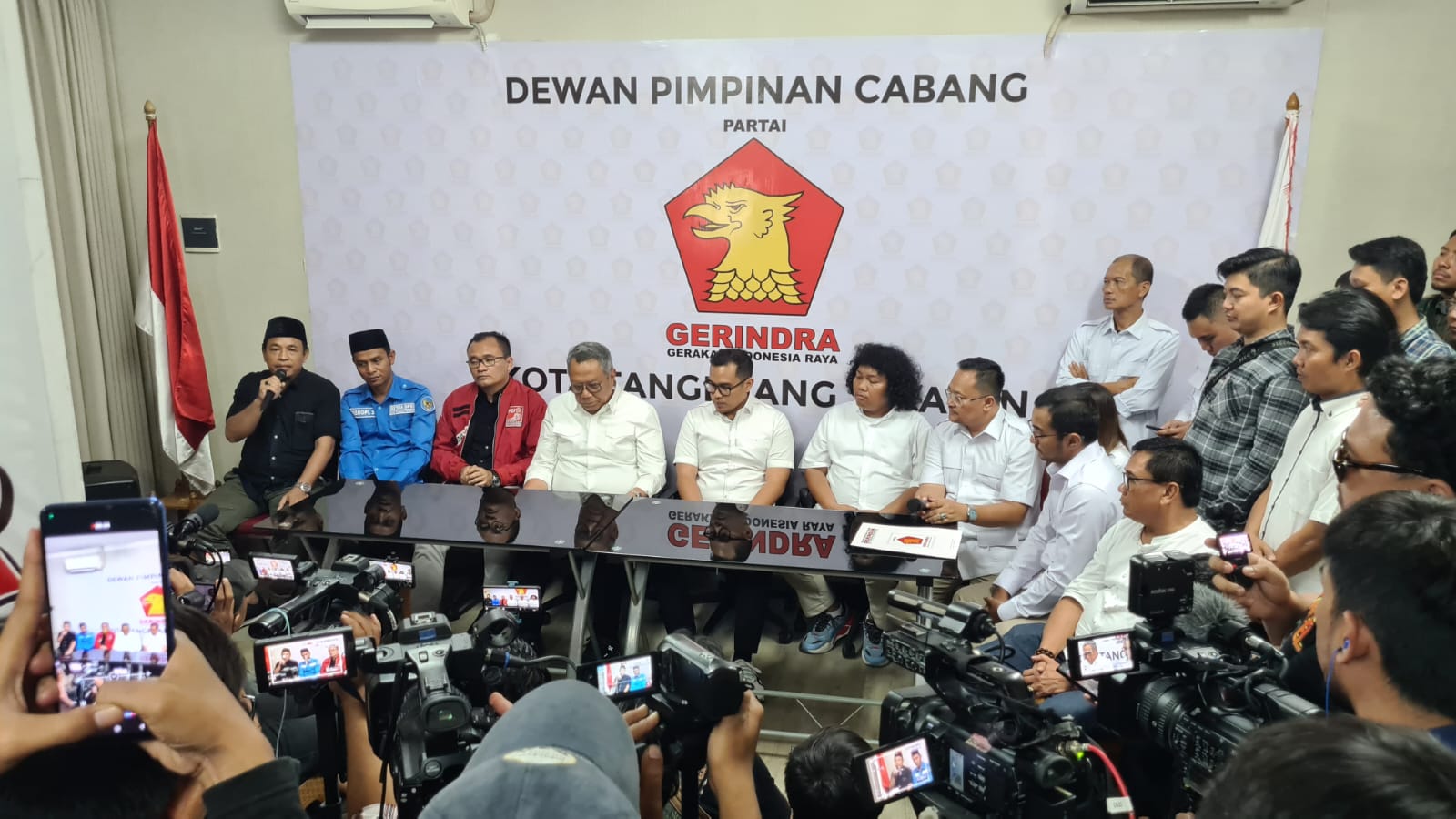 Akrobat Politik KIM Plus di Pilkada Tangsel, Tak Lagi Ariza-Marshel Kini Berlabuh ke Ben-Pilar Gerindra serahkan Formulir B1-KWK kepada pasangan Benyamin-Pilar di Kantor DPC Partai Gerindra Tangsel, Rabu (28/8/2024). (tangselpos.id/rmn)