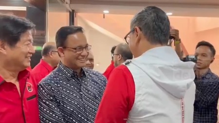 Anies Nunggu Dipanggil Mega Anies Baswedan ketika berada di kantor PDIP Jakarta. Foto : Ist