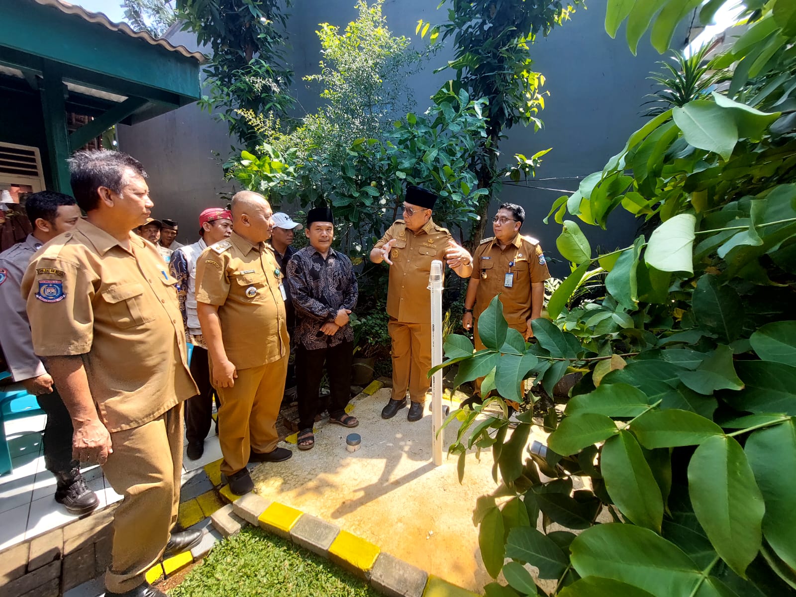 Bangun Ratusan Tangki Septik, Pemkot Tangsel Jauhkan Masyarakat dari Perilaku BABS Wali Kota Tangsel, Benyamin Davnie saat meninjau hasil pembangunan setic tank. Foto ; Ist