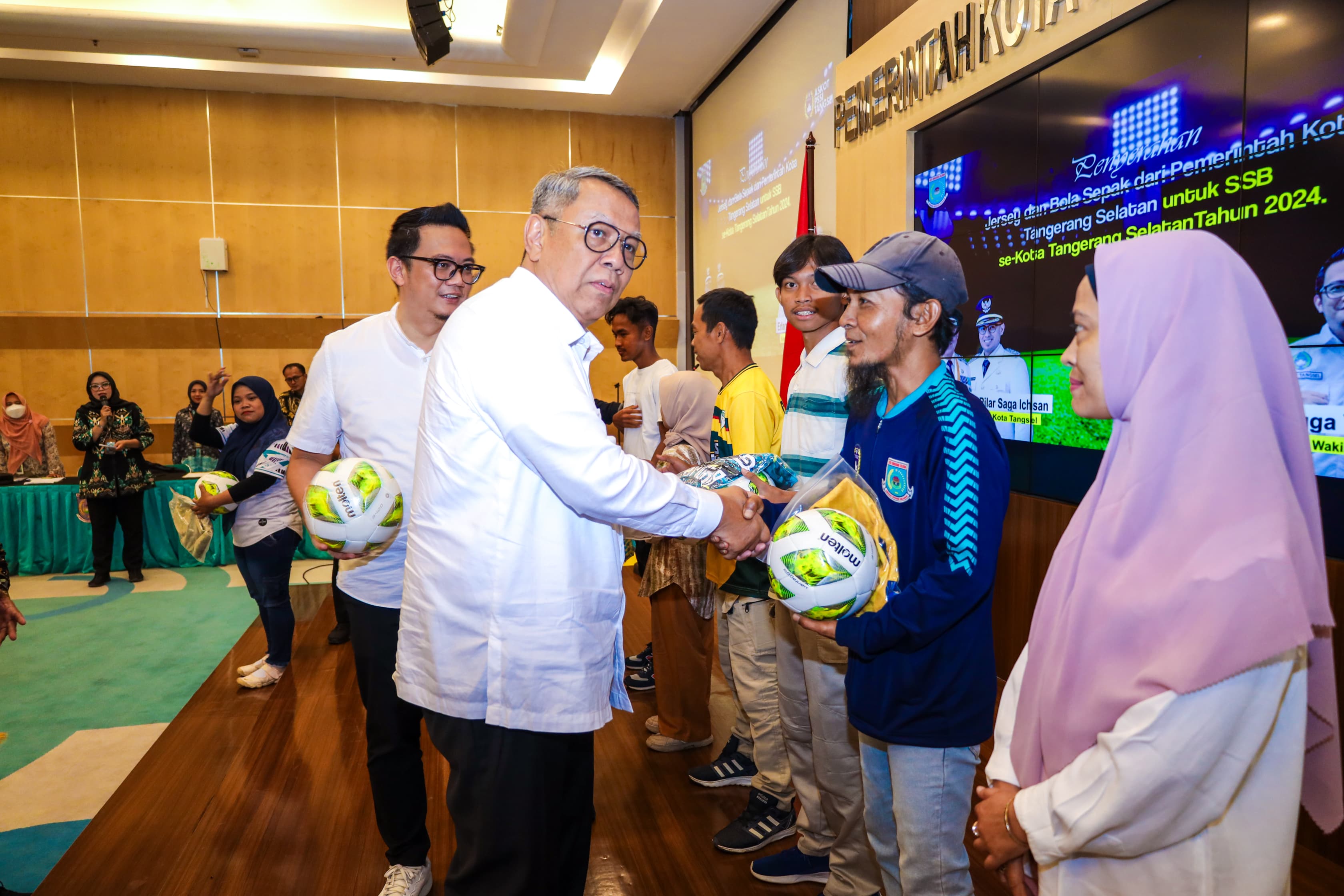 Beri Jersey dan Bola, Benyamin Akui Talenta Sepak Bola di Tangsel Gak Kaleng-kaleng Foto : Ist
