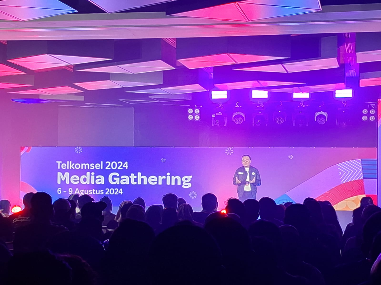 Berkontribusi Terhadap PDB Indonesia, Telkomsel Terus Lakukan Inovasi Direktur Utama Telkomsel, Nugroho, memberikan pemaparan kepada wartawan dalam Media Gathering Nasional 2024, Jakarta (7/8/2024). (tangselpoa.id/yul)