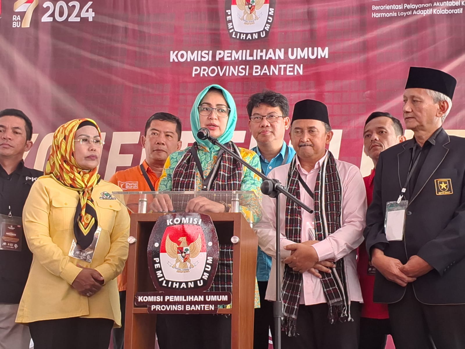 Bersama Ade Sumardi Resmi Mendaftar Di KPU Banten Foto : Ist