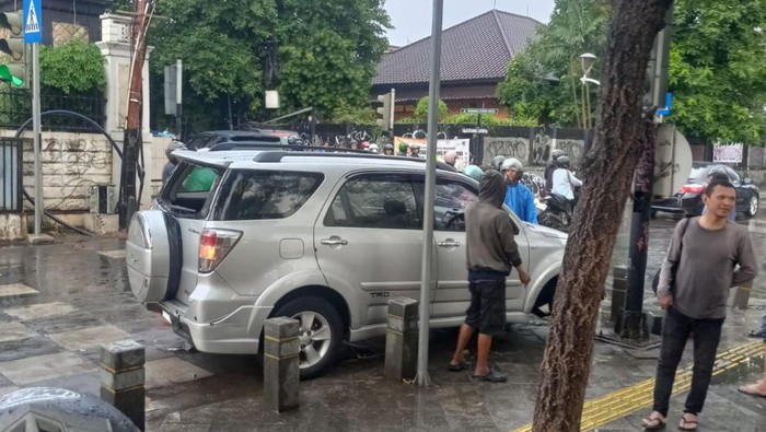 Bocah Nekat Bawa Kabur Mobil Milik Tetangga, Ujungnya Tabrakan di Kemang Foto ,: Ist