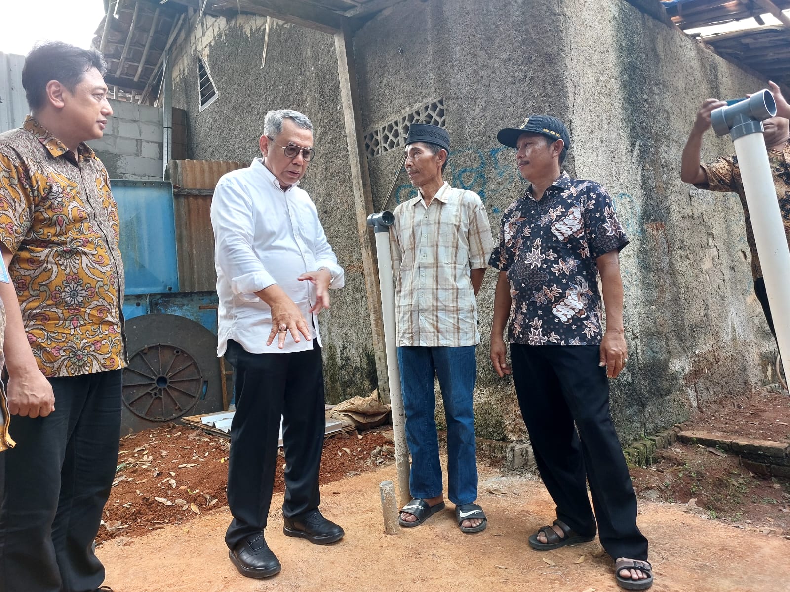 Cerita Warga Perigi yang Dahulu Harus Numpang WC Tetangga, Pemkot Bantu Bangun Septic Tank Wali Kota Tangsel, Benyamin Davnie saat meninjau hasil pembangunan septic tank. Foto : Ist