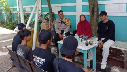 Curi Rokok, Tukang Tahu Bulat Dihukum Bersihkan Masjid Seorang pedagang yang tertangkap mencuri, tengah diinterogasi dan diberi sanksi oleh pemilik warung di Pondok Aren.(dra)