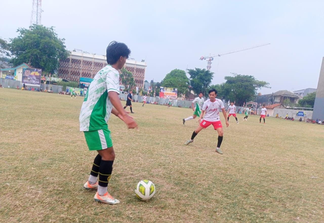 Darah Muda Bergolak, Lolos ke Babak 16 Besar Singkirkan Nayla A Pemain Nayla A, Sahrul berusaha menguasai bola dibayangi pemain Darah Muda, Damar Suhada.(red/tangselpos.id).