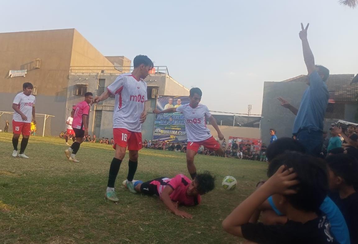 Darah Muda Vs Pasmod Berlangsung Alot, Ad-Sya FC Rekrut Pemain Persikab Bandung Bek Darah Muda FC, Wildan Karakas berusaha melepaskan tendangan di saat pemain Pasmod FC terjatuh.(red,/tangselpos.id).