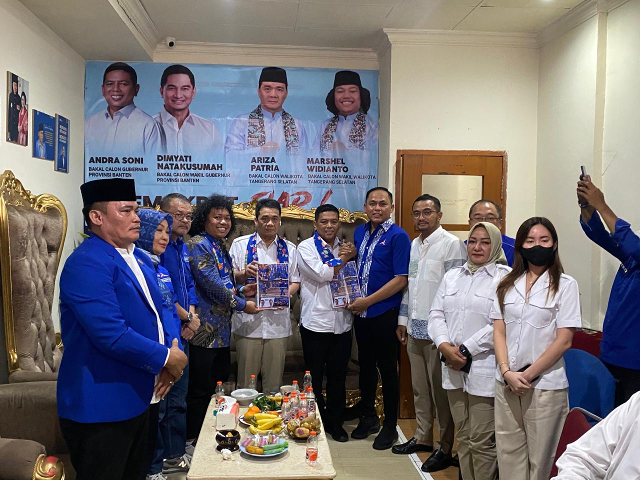 Demokrat Tangsel Sesumbar Menangkan Pilkada Andra Soni bersama Riza-Marahel datangi kantor DPC Demokrat Tangsel, Rabu (7/8).(dra)