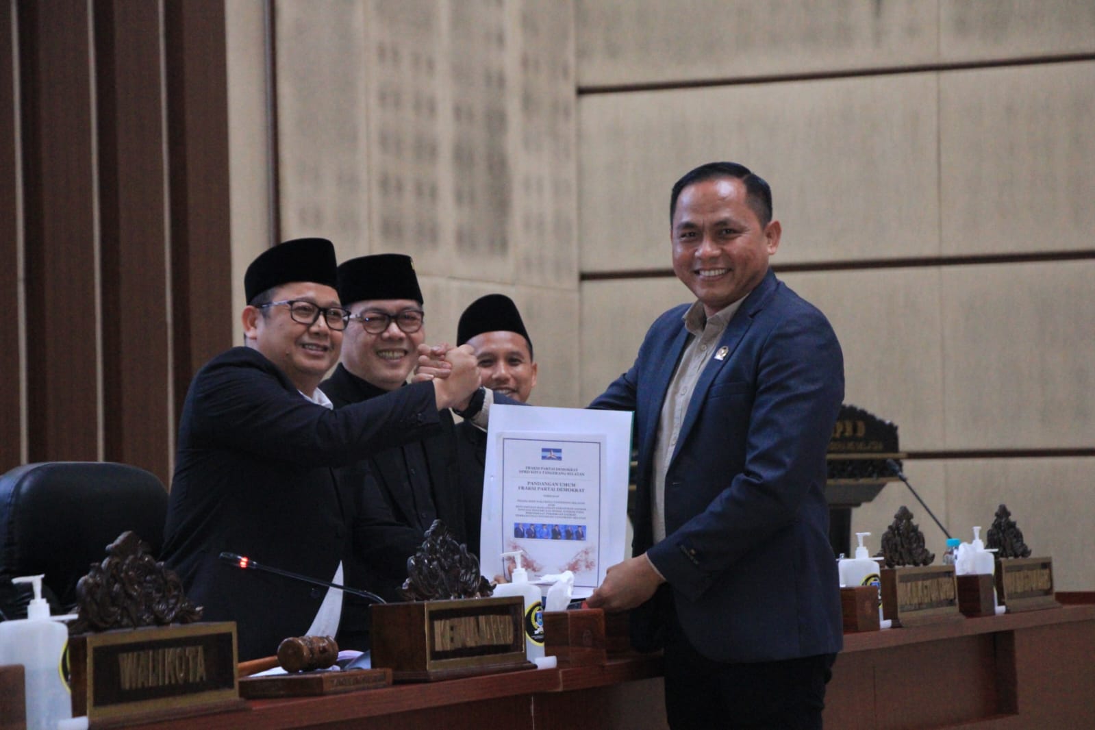 Fraksi Demokrat Harap Perseroda PITS Harus Beri Sumbangsih Bagi Daerah Anggota Fraksi Demokrat Julham Firdaus serahkan pandangan umum penyertaan modal Perseroda PITS.(dra)