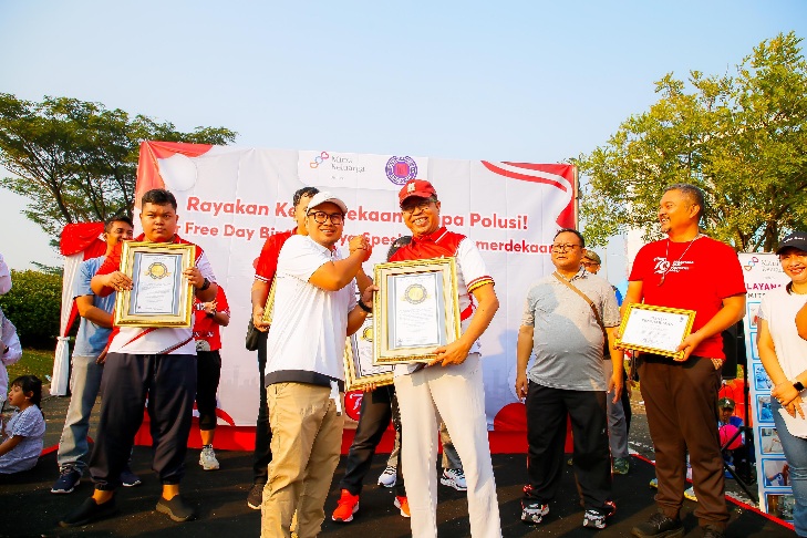 Ikuti Car Free Day di Bintaro, Pilar Serahkan Penghargaan untuk Grup Band ABK yang Pecahkan Rekor Dunia Foto : Ist