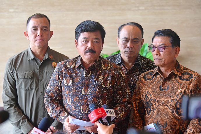 Jelang Peringatan HUT Ke-79 RI, 61 Tokoh Mendapatkan Tanda Jasa Dari Pemerintah Menkopolhukan Hadi Tjahjanto (tengah) saat konferensi pers terkait tanda jasa. Foto : Ist