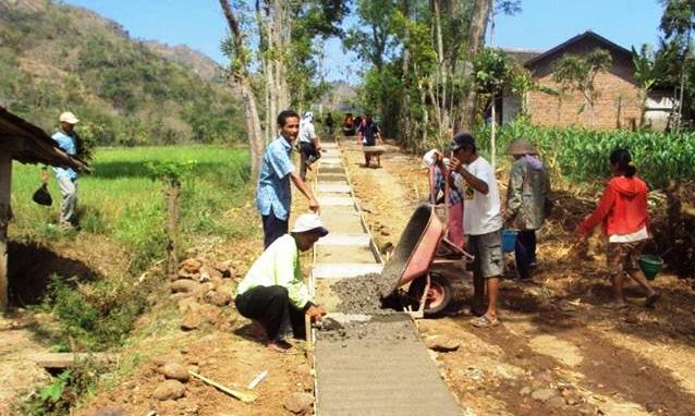 Kades Kerap Keluarkan Setoran, Awasi Penyimpangan Laporan Dana Desa Pembsngunan jalan Desa. Foto ,: Ist