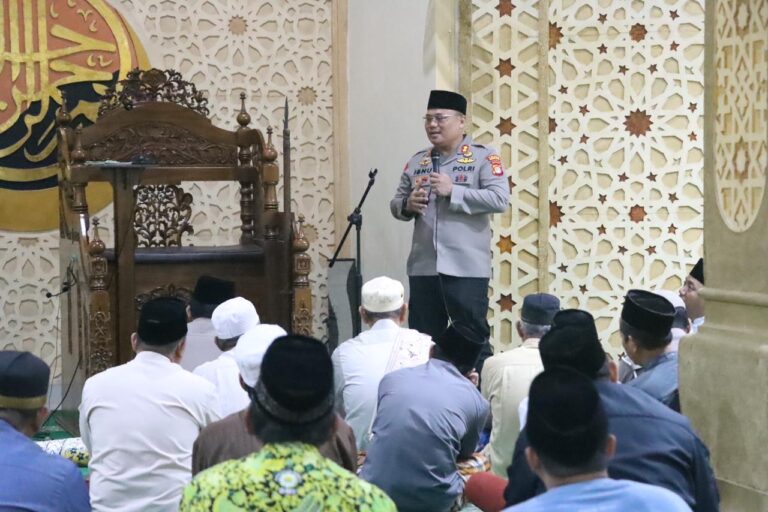 Kapolres Imbau Orang Tua Ajak Anak Ke Masjid Kapolres Tangsel, AKBP Ibnu Bagus Santoso kembali laksanakan subuh berjamaah guna jalin silaturahmi dan dekatkan Polri dengan masyarakat, Kamis (1/8).(dra)