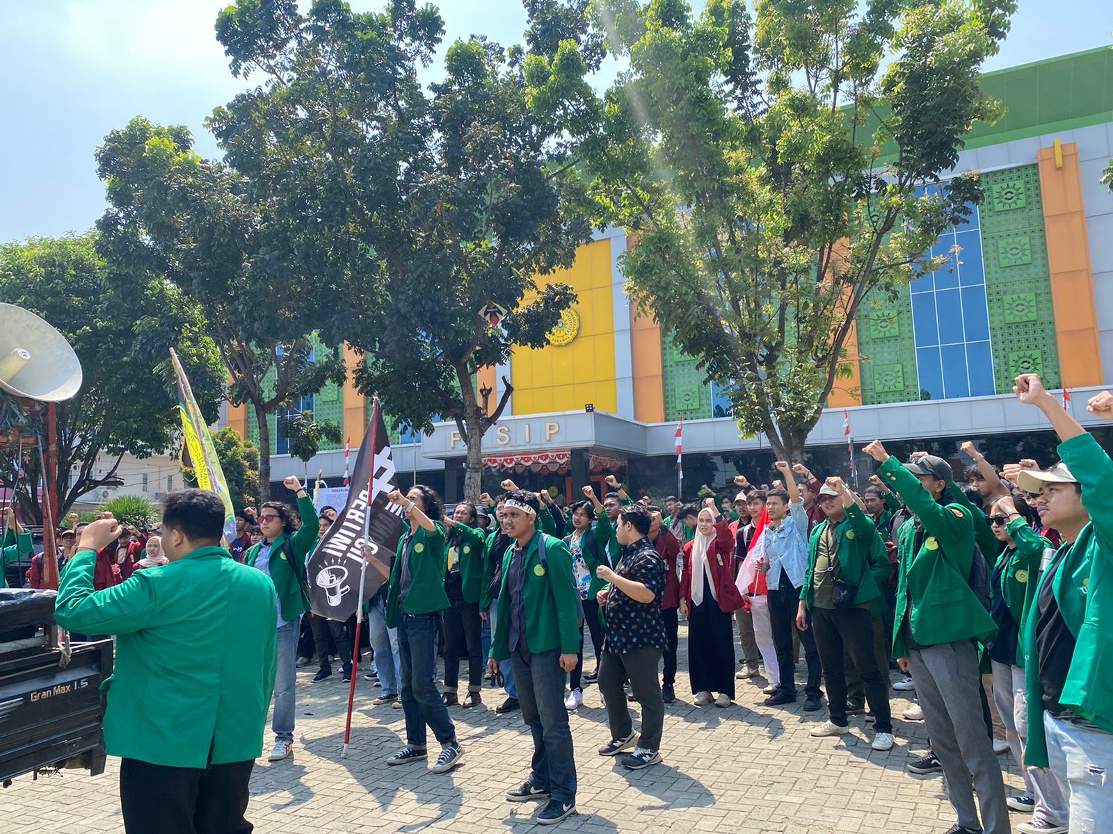 Kawal Putusan MK, Ratusan Mahasiswa Tangsel Demo Di Gedung DPR RI Ratusan mahasiswa UMJ sebelum berangkat menuju gedung DPR RI untuk aksi demonstrasi mengawa putusan MK, Kamis (22/8).(dra)