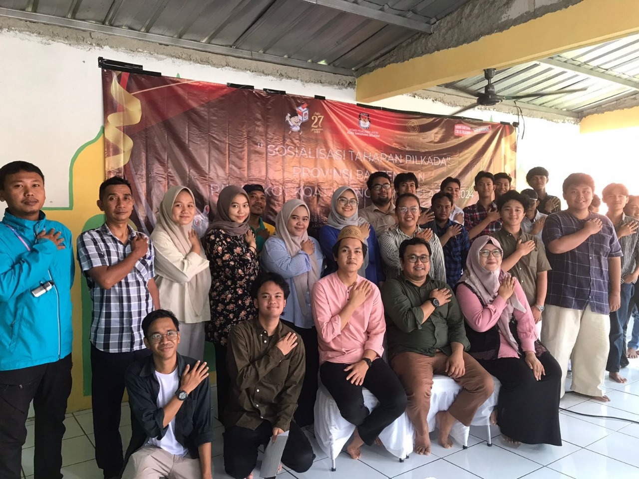 KPU Ajak Pemuda Nyoblos Di Pilkada Serentak KPU Kota Tangsel, lakukan sosialisasi dan pendidikan pemilih bersama Ikatan Remaja CIKAREO/RECIKA RT.04 RW.02, Kecamatan Serpong, kemarin.(dra)