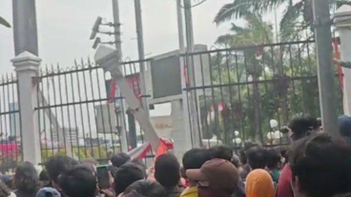 Mahasiswa, Artis, Komika, Buruh Serbu Gedung DPR Foto : Ist