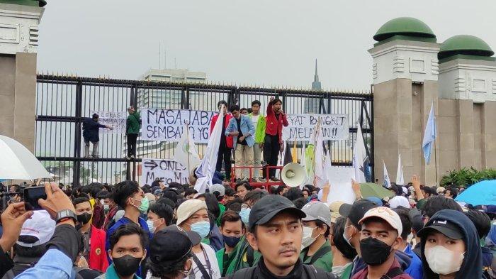 Massa Demo DPR Ricuh, Wakil Ketua Komisi III Habiburokhman Kena Lemparan Botol Foto : Ist