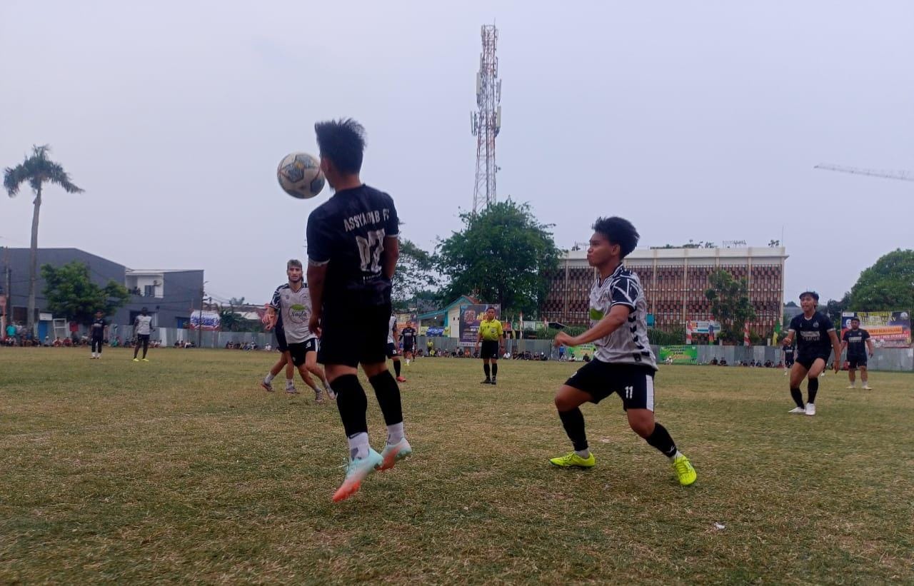Nayla B Unggul Tipis dari Tim Legend Assyabab, Derby Jurbar Jangan Terlewatkan! Laga Nayla B versus Assyabab berlangsung monoton.(red/tangselpos.id).