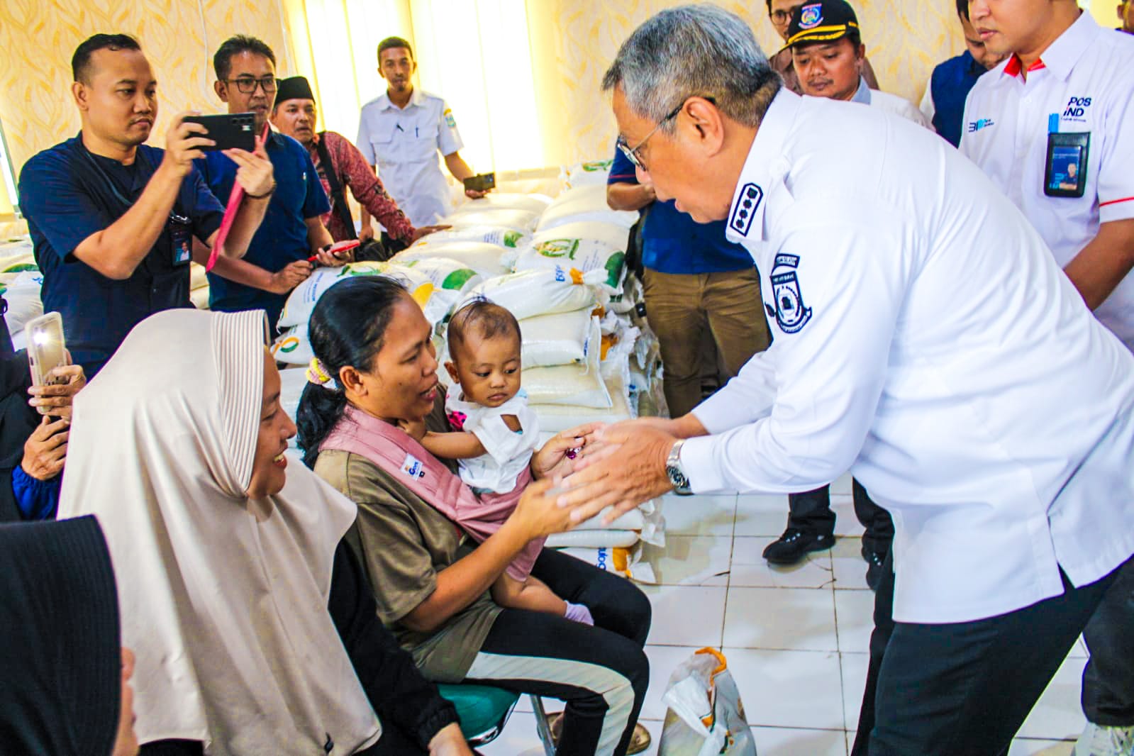 Pemkot Tangsel Salurkan Bantuan Pangan Beras 10 Kg Bagi Warga Benda Baru Foto : Ist