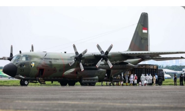 Perabotan Rapat Kabinet di IKN, Diangkut Dengan Pesawat Hercules Dari Jakarta Pesawat Hercules. Foto : Ist