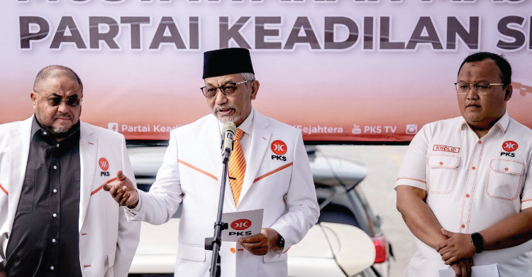 PKS Merapat Ke KIM, Siapa Pendamping Ridwan Kamil? Presiden PKS Ahmad Syaikhu (tengah) saat konferensi pers. Foto : Istc