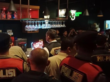 Polres Bogor Razia THM, Ratusan Botol Miras Disita dan Satu Orang Positif Narkoba Foto : Ist