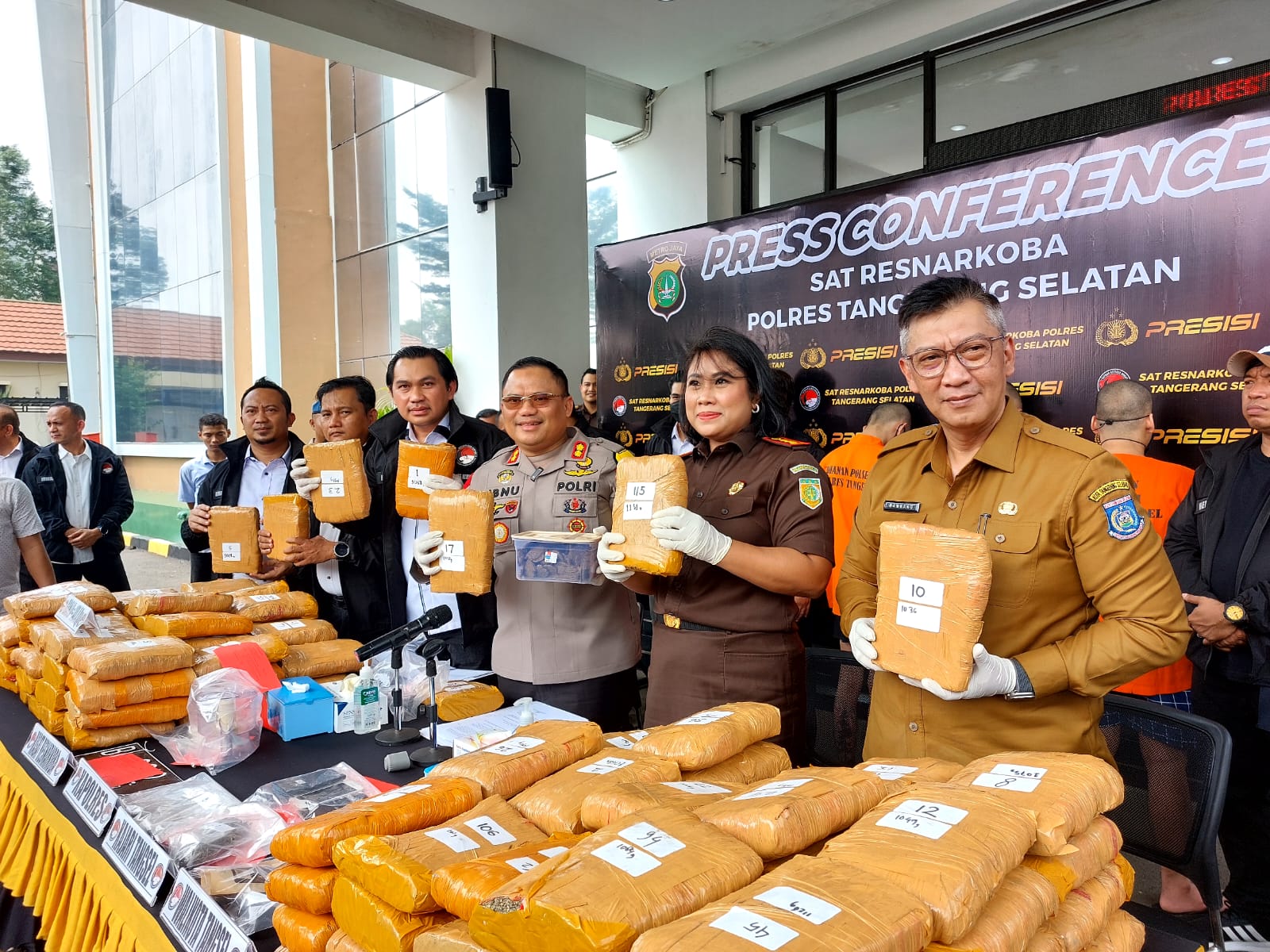 Polres Tangsel Ungkap Modus Olahan Kukis Ganja Siap Edar Pengungkapan ratusan kilogram dan keping olahan kukis ganja di Mapolres Tangsel. Foto : Ist